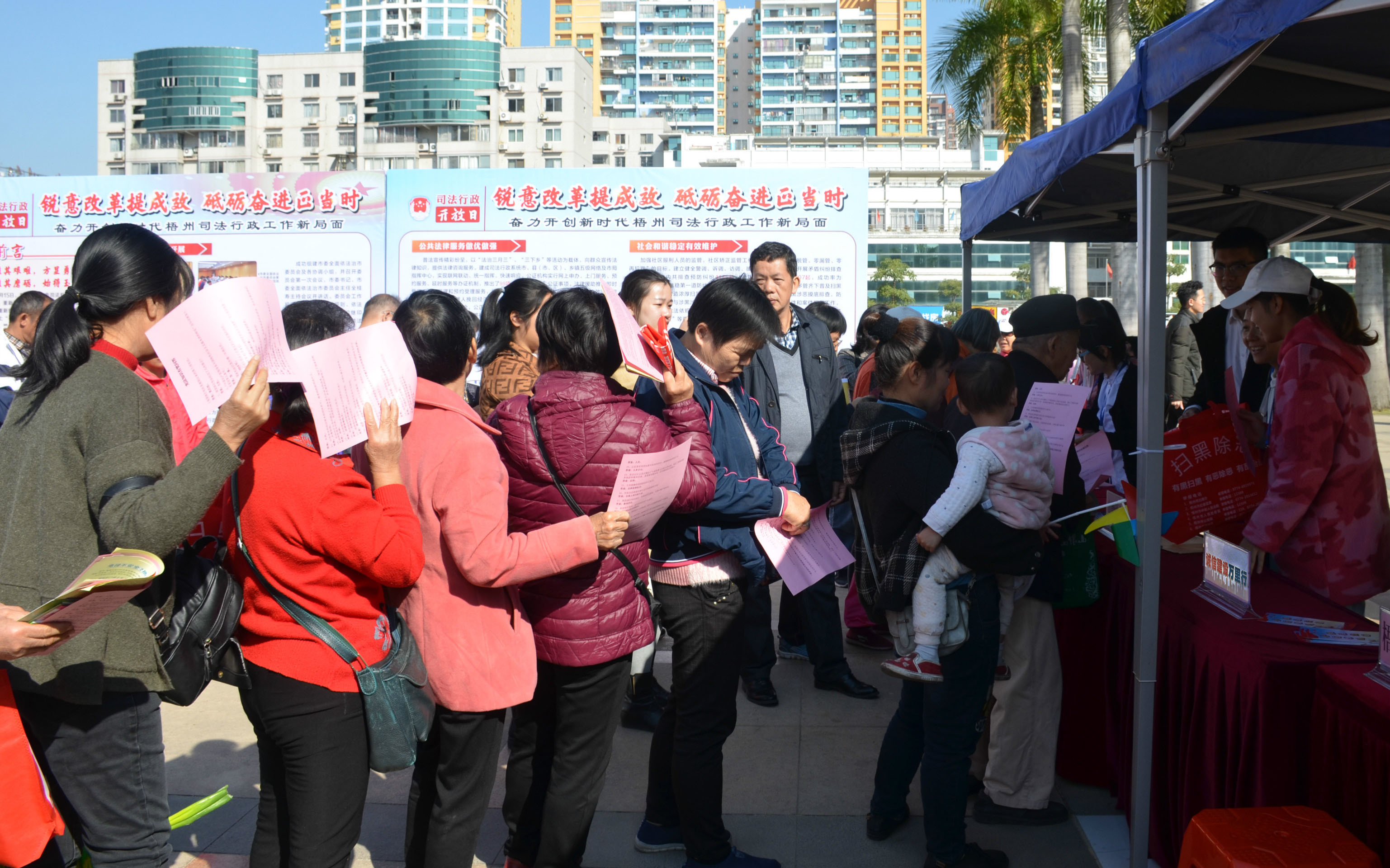 为加快推进社会信用体系建设，在全社会倡导诚信道德规范，弘扬社会主义核心价值观，共同营造合力推进社会信用体系建设的良好氛围，12月4日，市司法局结合宪法宣传日在市政府广场，开展社会信用体系建设宣传活动。 活动现场，市司法局工作人员在设立的法律咨询点向群众发放多种法治宣传资料，向群众解释何为社会信用体系建设，大力宣传与社会信用诚信相关的法律法规，提高公民诚信守法的意识，为社会信用体系建设营造良好的法治氛围。 此次活动共发放宣传资料300多份，加深了群众对社会信用体系建设方面的了解，加强了群众的诚信意识，推动全